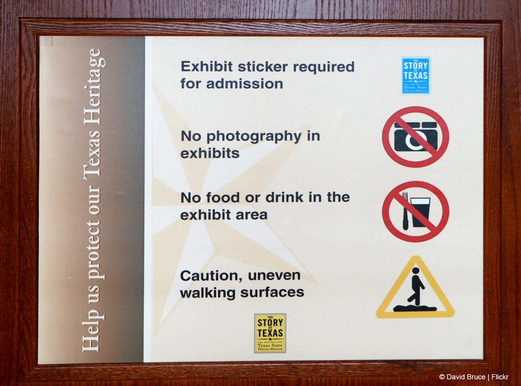 Regeln im Museum: Austellungssticker benötigt, Keine Photos erlaubt, Kein Essen und Trinken im Ausstellungsbereich erlaubt, Vorsicht unebener Boden