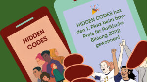 Schriftzug "Hidden Codes hat den 1. Platz beim bap-Preis für Politische Bildung 2022 gewinnen!" auf illustriertem Smartphone. Dazu jubelnde Charaktere aus dem Spiel Hidden Codes