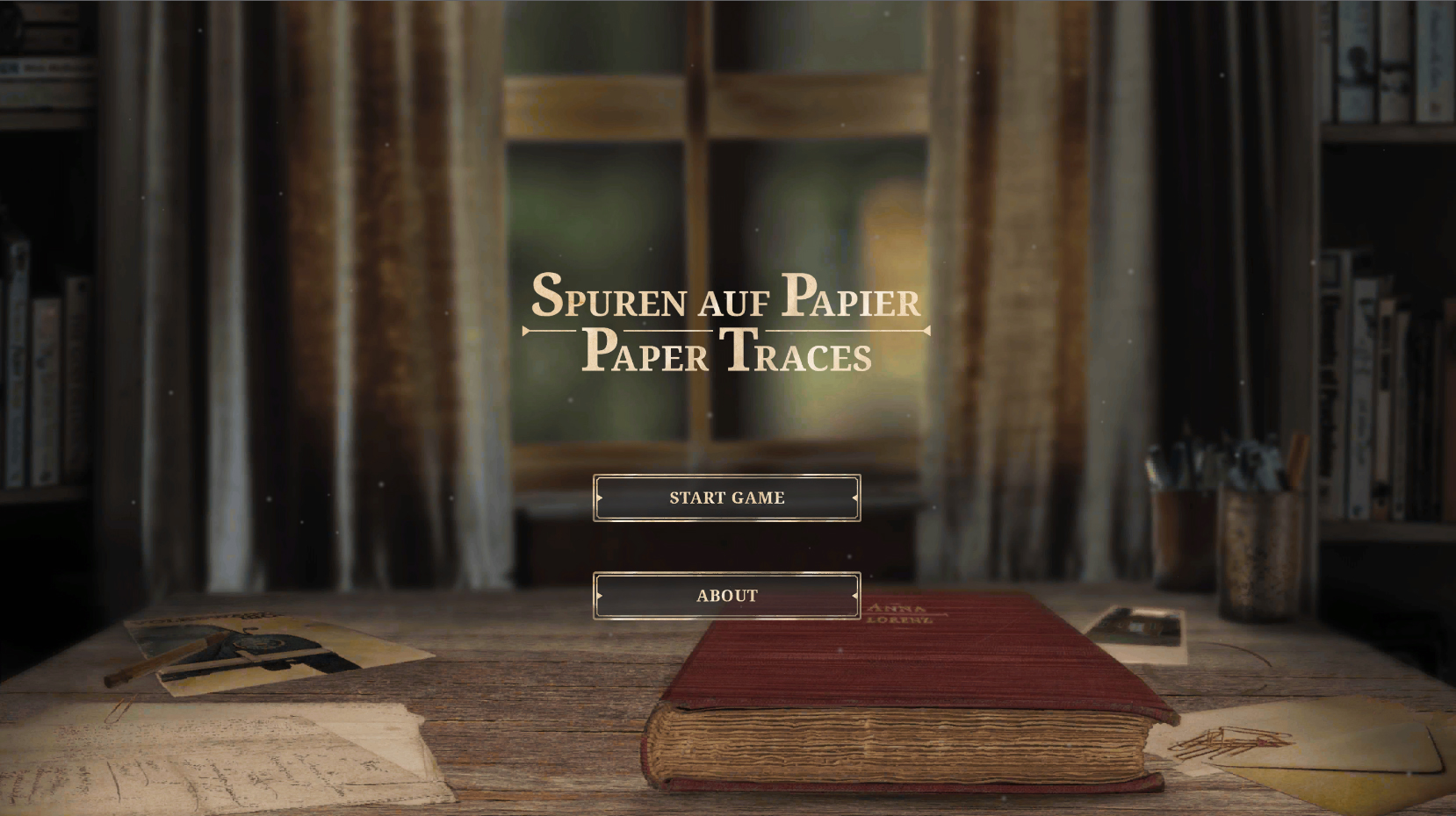 Spuren auf Papier - Paper Traces Startscreen zeigt ein rotes Buch auf einem Tisch mit alten Photos und Dokumenten.